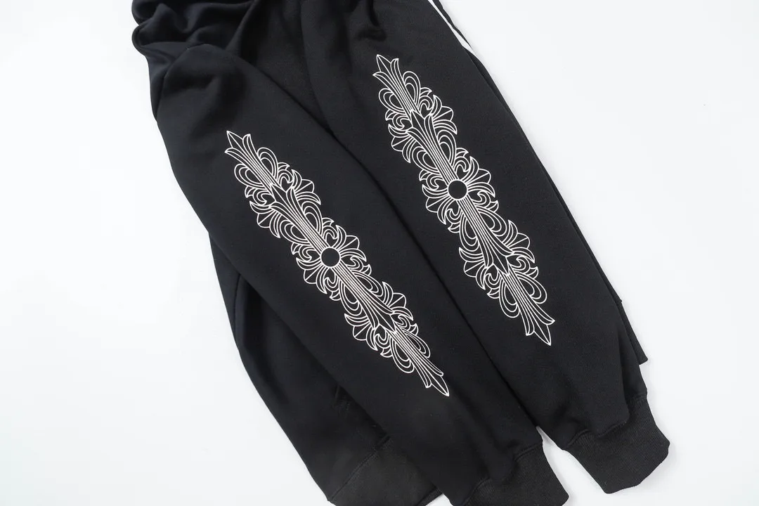 M12—P210 -Chrome Hearts/Chrome Hearts printed sweatshirt cardigan jacket -420 grams of high-density, high-quality wool, soft, delicate and skin-friendly, soft and silky to the touch, warm and skin-friendly -The hardware and zipper accessories are all customized and full of details -Colour: black -Size: S M L XL